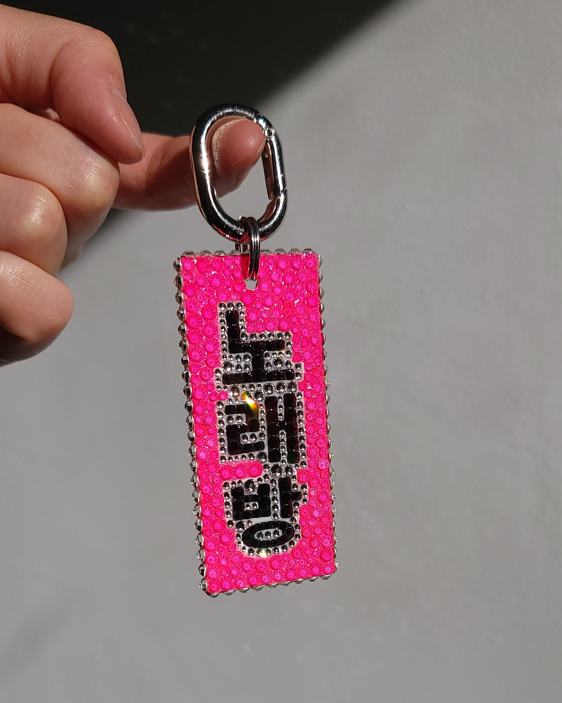 Korean side of the Nightlife Karaoke Sign Keychain, featuring hangul